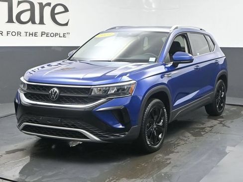 Used 2023 Volkswagen Taos SE w/ Panoramic Sunroof Package FWD image 7