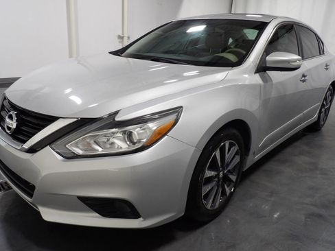 Used 2017 Nissan Altima 2.5 SL w/ Moonroof Package FWD image 3