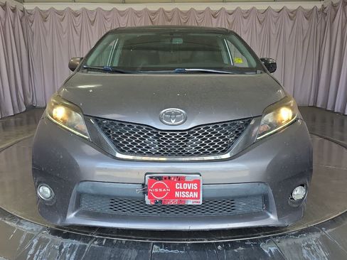 Used 2015 Toyota Sienna SE w/ SE Preferred Package FWD image 11
