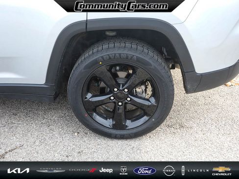 Used 2023 Jeep Grand Cherokee Altitude image 4