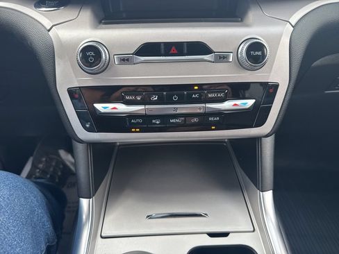 Used 2023 Ford Explorer XLT w/ Equipment Group 202A AWD/4WD image 31
