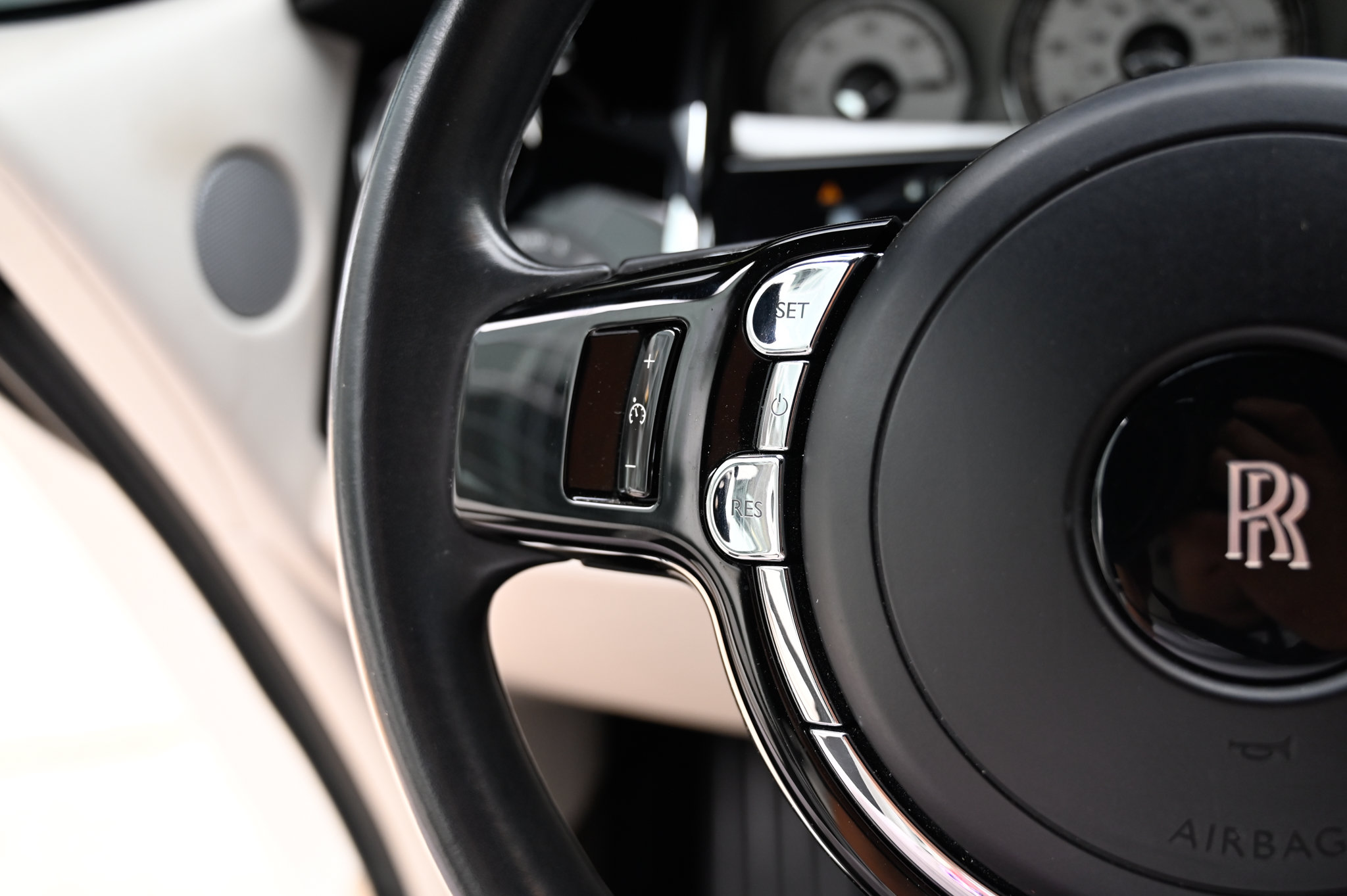 Used 2018 Rolls-Royce Dawn RWD image 26