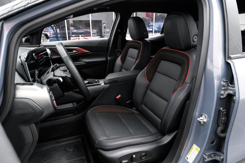 Used 2024 Chevrolet Equinox EV RS w/ LPO, Trailering Package FWD image 31