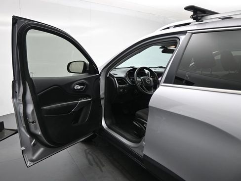 Used 2019 Jeep Cherokee Latitude w/ Popular Appearance Group AWD/4WD image 9