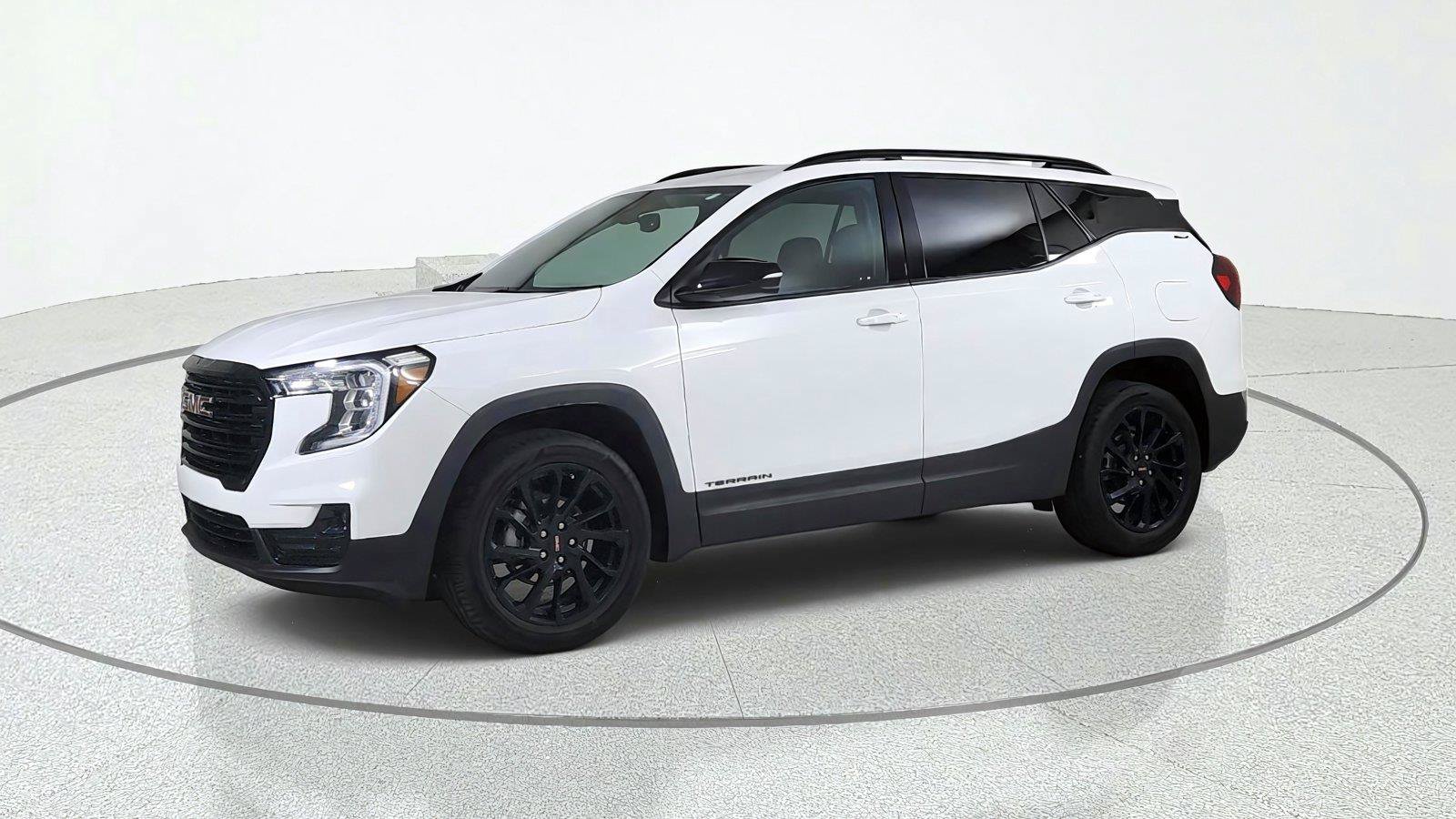 Used 2024 GMC Terrain SLT AWD/4WD image 3
