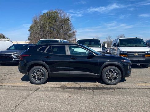 New 2026 Chevrolet Trax LT w/ LT Convenience Package image 2