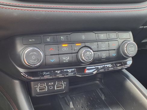 Used 2025 Dodge Durango GT AWD/4WD image 19