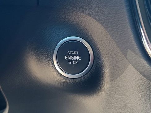 Used 2025 Volvo XC40 B5 Plus image 26