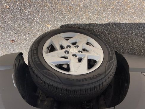 Used 2025 Hyundai Kona SE image 11