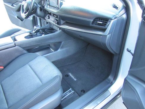 Used 2024 Nissan Rogue SV FWD image 25