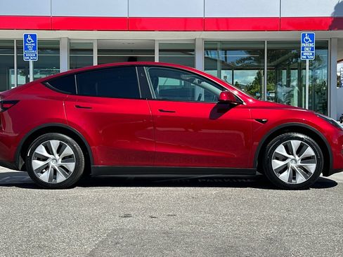 Used 2024 Tesla Model Y Long Range AWD/4WD image 2