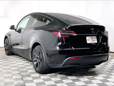 Used 2024 Tesla Model Y Long Range AWD/4WD image 3