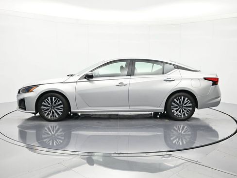 Used 2025 Nissan Altima 2.5 SV image 9