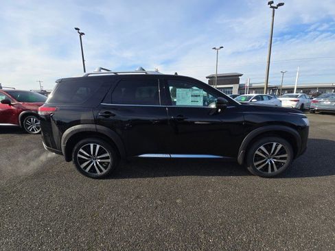 New 2025 Nissan Pathfinder Platinum image 2