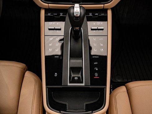 Certified 2025 Porsche Macan AWD/4WD image 37