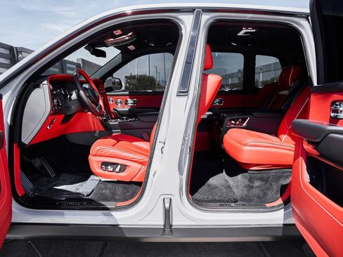 Used 2024 Rolls-Royce Cullinan Black Badge w/ Dark Exterior Package image 31