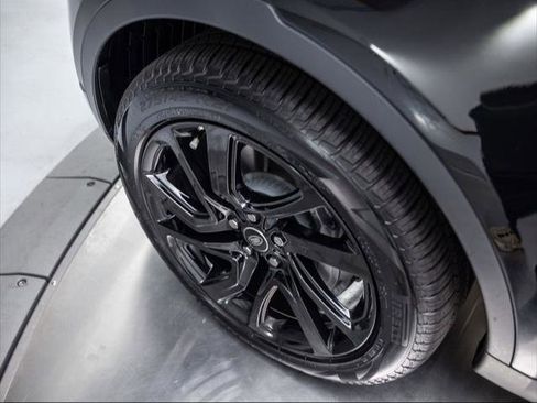 New 2025 Land Rover Discovery S image 12