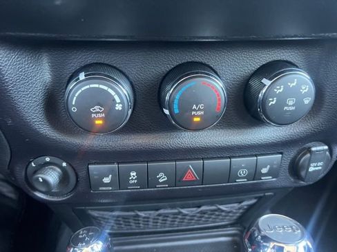 Used 2015 Jeep Wrangler Unlimited Rubicon w/ Connectivity Group AWD/4WD image 28
