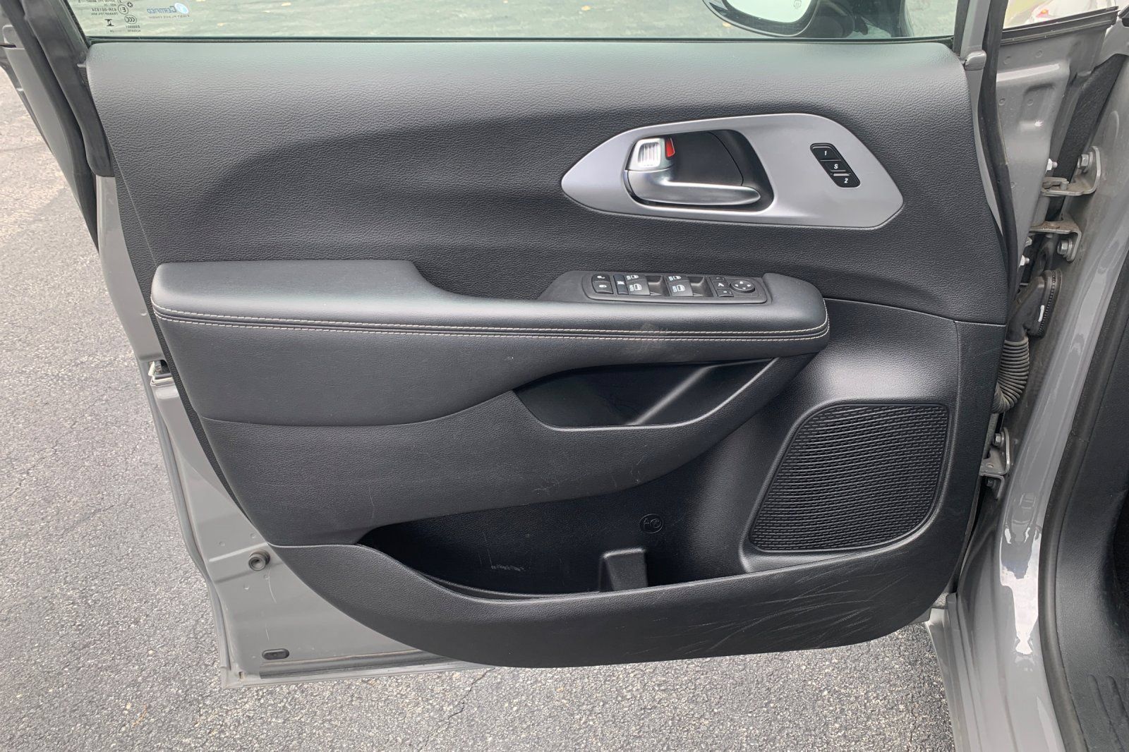 Used 2025 Chrysler Pacifica Limited FWD image 13