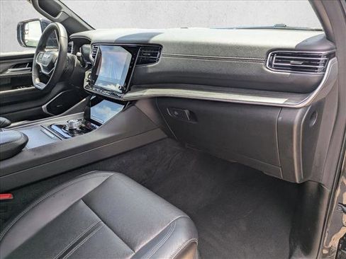 Used 2024 Jeep Wagoneer L Series II RWD image 18
