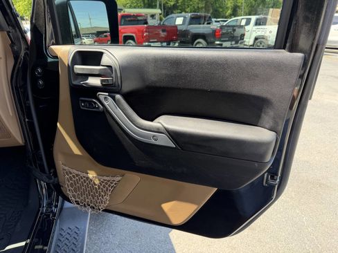 Used 2016 Jeep Wrangler Unlimited Sahara w/ Connectivity Group AWD/4WD image 22