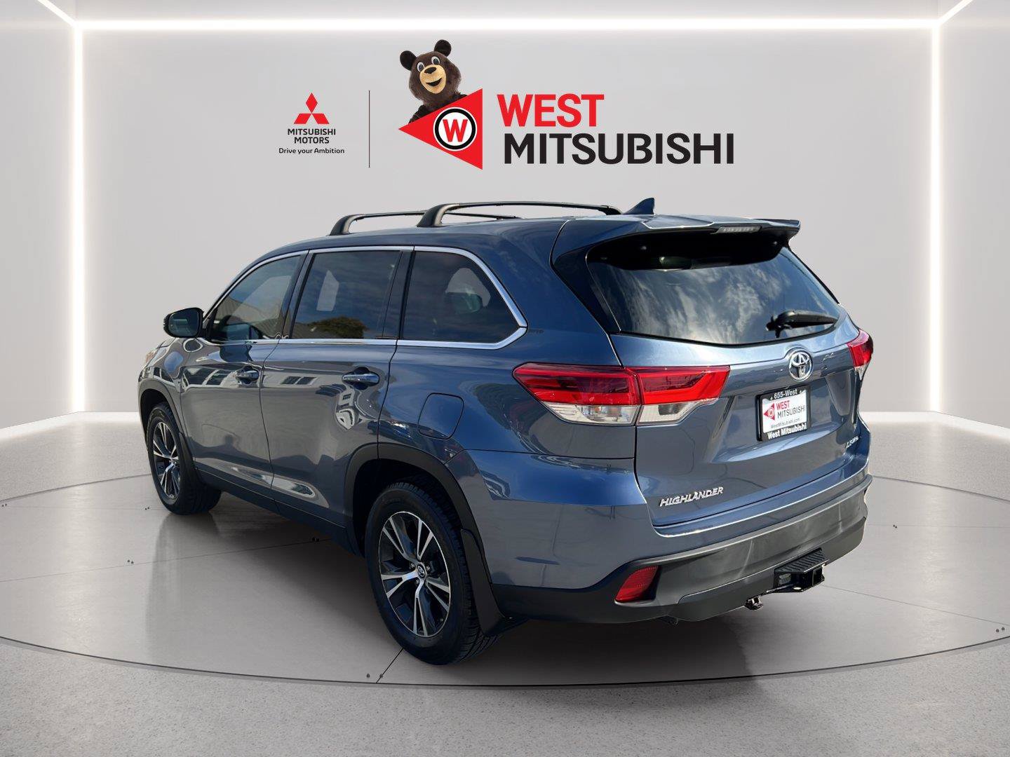 Used 2019 Toyota Highlander Plus AWD/4WD image 4