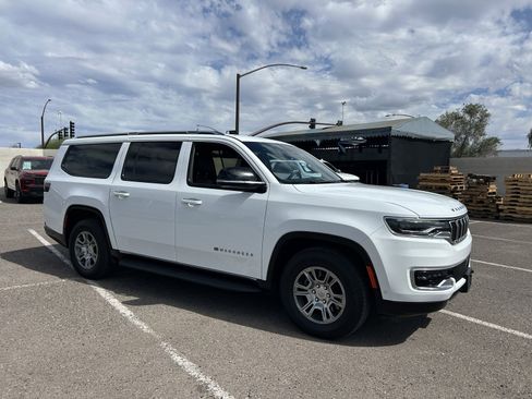 Used 2024 Jeep Wagoneer L 4WD image 6