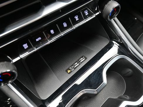 Used 2024 Chevrolet Traverse LT w/ Midnight/Sport Edition FWD image 51