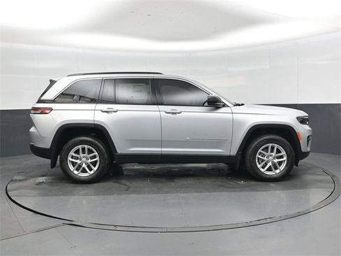 New 2025 Jeep Grand Cherokee Laredo image 2