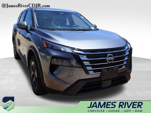 Used 2025 Nissan Rogue SV FWD image 9