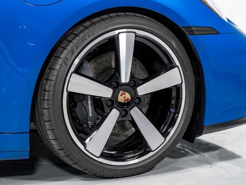 Used 2025 Porsche 911 Carrera RWD image 47