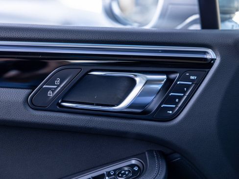 Used 2025 Porsche Macan AWD/4WD image 41
