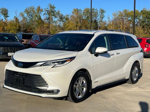 Used 2021 Toyota Sienna Platinum image 5