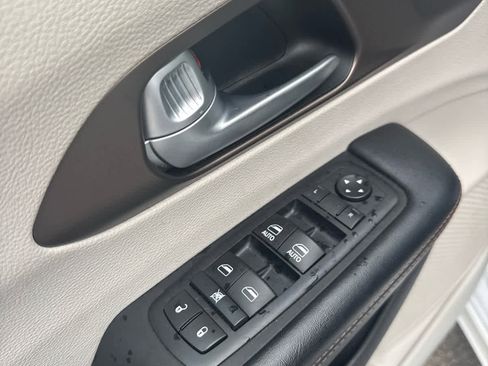 Used 2017 Chrysler Pacifica Touring-L image 11