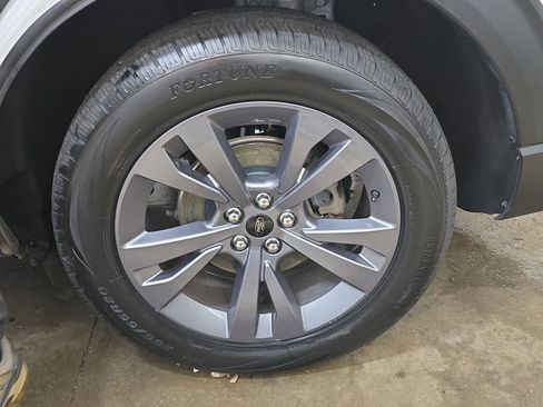 Used 2023 Ford Explorer XLT w/ Equipment Group 202A AWD/4WD image 37