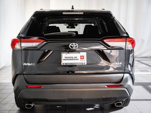 Used 2020 Toyota RAV4 XLE Premium image 5