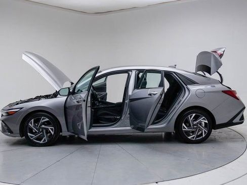 Used 2025 Hyundai Elantra SEL image 18