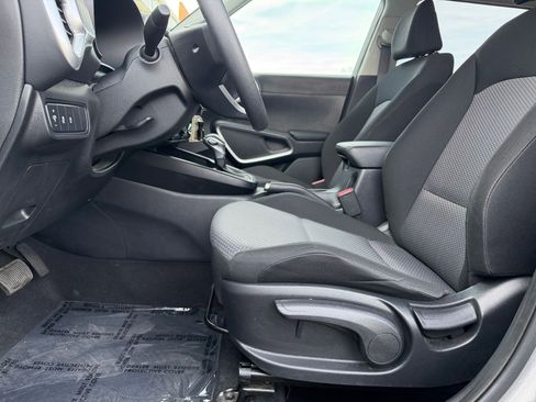 Used 2025 Kia Soul LX w/ LX Technology Package FWD image 24