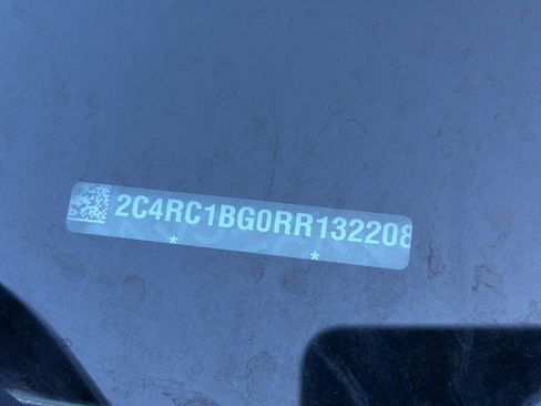 Used 2024 Chrysler Pacifica Touring-L image 2