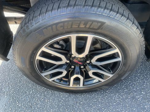 Certified 2023 GMC Sierra 1500 AT4 w/ AT4 Preferred Package AWD/4WD image 9