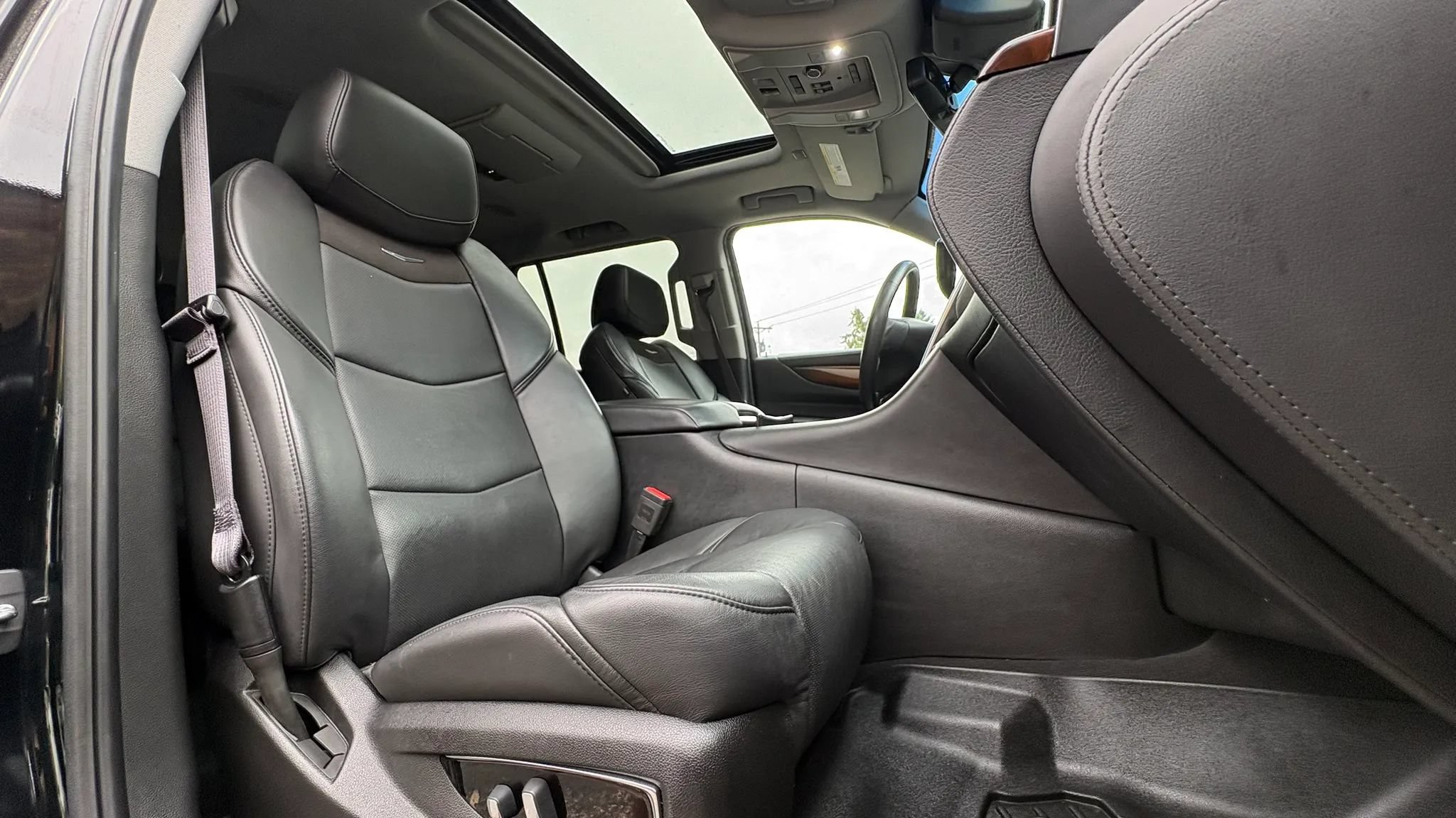 Used 2017 Cadillac Escalade ESV Premium Luxury AWD/4WD image 32