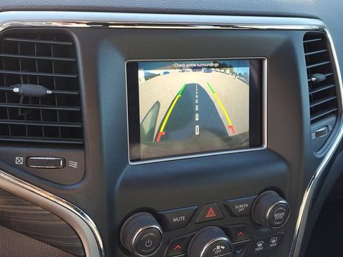 Used 2019 Jeep Grand Cherokee Laredo w/ Security & Convenience Group image 16