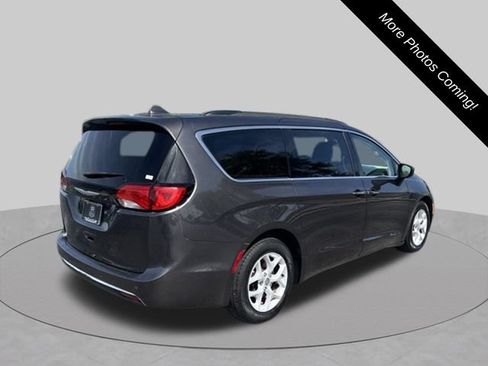 Used 2017 Chrysler Pacifica Touring Plus w/ Tire & Wheel Group FWD image 5