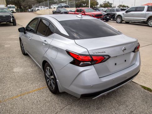 Used 2021 Nissan Versa SV image 9