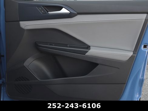 Used 2024 Volkswagen Taos SE image 39