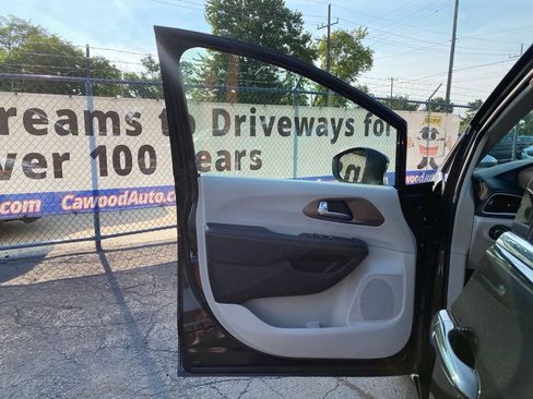 Used 2023 Chrysler Voyager LX FWD image 12