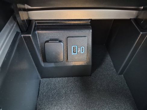 Used 2024 Ford Explorer XLT RWD image 20