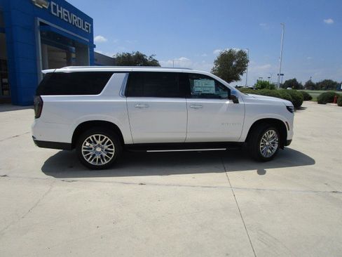 New 2025 Chevrolet Suburban Premier w/ Sun And Tow Package image 8