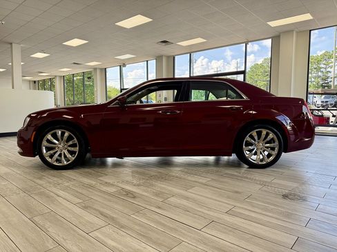 Used 2018 Chrysler 300 Touring L image 4