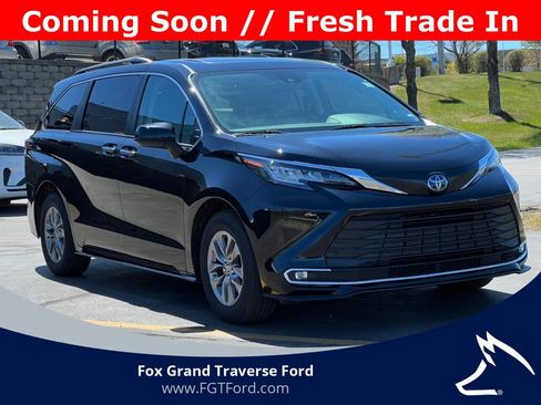 Used 2023 Toyota Sienna XLE FWD image 36